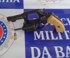 MULHER INVADE ESCOLA COM ARMA DE FOGO E AMEAÇA ALUNOS EM IBÓ-BA